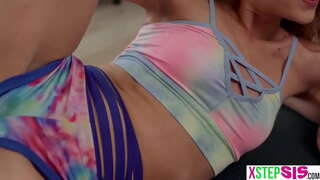 Малюсенькая зводная сястра і яе блізкі сябар прымусілі зводнага брата атрымаць нечаканы для іх стояк