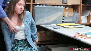 шатенку зловили з крадіжкою в магазині, і офіцер покарав її. Він щупає її маленькі груди, змушує дати йому мінет, а потім трахає її в піхву