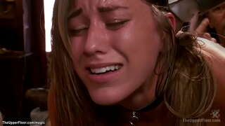 Seotud brünett ori pesu Rilynn Rae squating kohta vibraator on kinni, ja vibreeriv kahe sluts siis Casey Calvert anal perses kell bdsm pool Ülemisel Korrusel