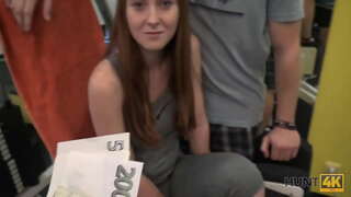 HUNT4K. Розпустний за гроші дозволив мисливцю трахнути свою дівчину в порожньому залі