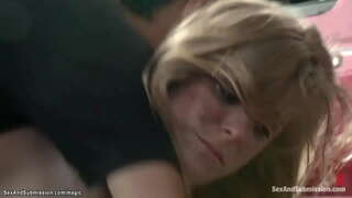 Bjonde Sexy Qindarkë Pax vizita çmendur mekanik Tomi Pistoletë ajo u takuan në terapist, por ai overpowers e saj dhe fucks me i madh se gjeli të gjithë të tij dyqan