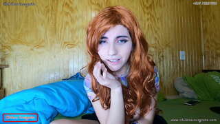 Neska lortzen ilusioa aurrean pantaila