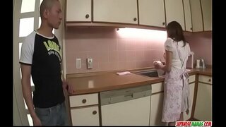 Hikaru Wakabayashi kasutab oma suured tissid mängida kukk