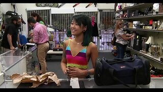 Гол дилетантка получава шлонг