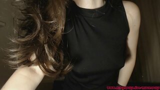 Mléko kape skrz moje šaty