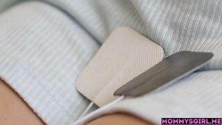 Stepmom आणि तिच्या tighty मुलगी समाधानी एकमेकांना