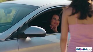 Tulo ka mga super init nga sa kolehiyo nga mga batang babaye sa paghimo sa sa ibabaw sa higdaanan.Duha kanila magasuyop sa ilang redhead mga higala nga lig-on atngal sa atubangan sa usa ka nagatilap sa iyang 19yo gfs pussy samtang facesitting sa redhead.Ang tin-edyer nga babaye nga mokaon sa pussy ug unya sila rub ang matag usa uban pussy hangtud nga sila cum