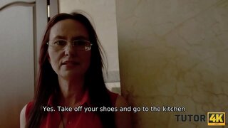 TUTOR4K. A srác nem tudja, hogy a szex trükk, de van, hogy kielégítse tanár