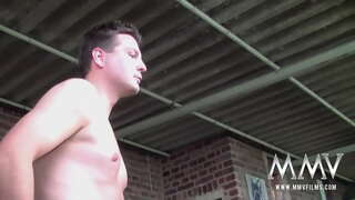 Redhead swinger di pigtails Nicole S massaging nya gedé knockers, nyusu dua pricks jeung lalaki facialized di threesome